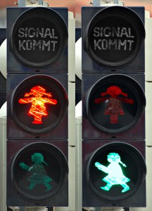 „Traffic light - female (aka)“ von André Karwath aka Aka - Eigenes Werk. Lizenziert unter CC BY-SA 2.5 über Wikimedia Commons.